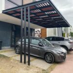 Cubierta de vidrio templado con pérgola de parrillas de aluminio