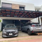 Techo de parrillas de aluminio acabado madera cubierta policarbonato